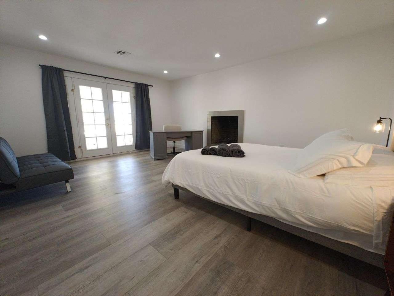 The Strip Is Just Around The Corner! Newly Renovated Luxury Modern Minimalist Villa With Large Pool! 라스베이거스 외부 사진