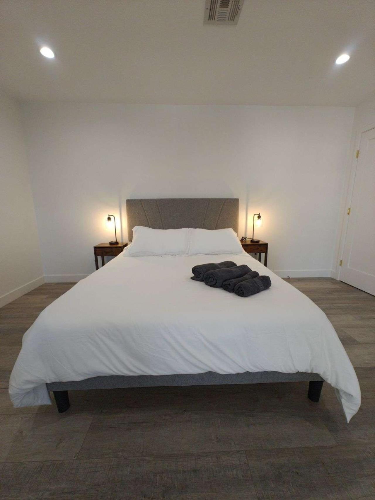 The Strip Is Just Around The Corner! Newly Renovated Luxury Modern Minimalist Villa With Large Pool! 라스베이거스 외부 사진